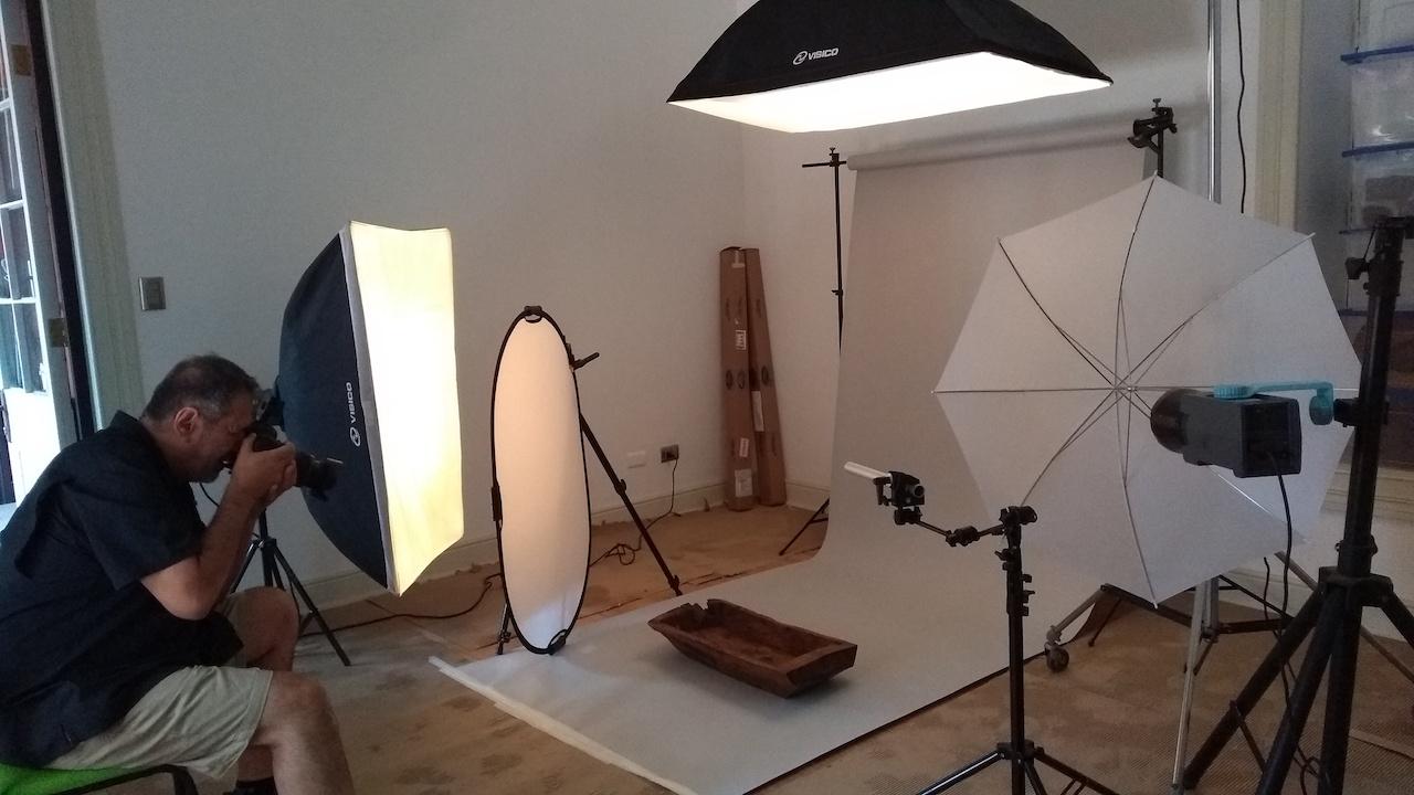 Juan Pablo Turén fotografiando una batea