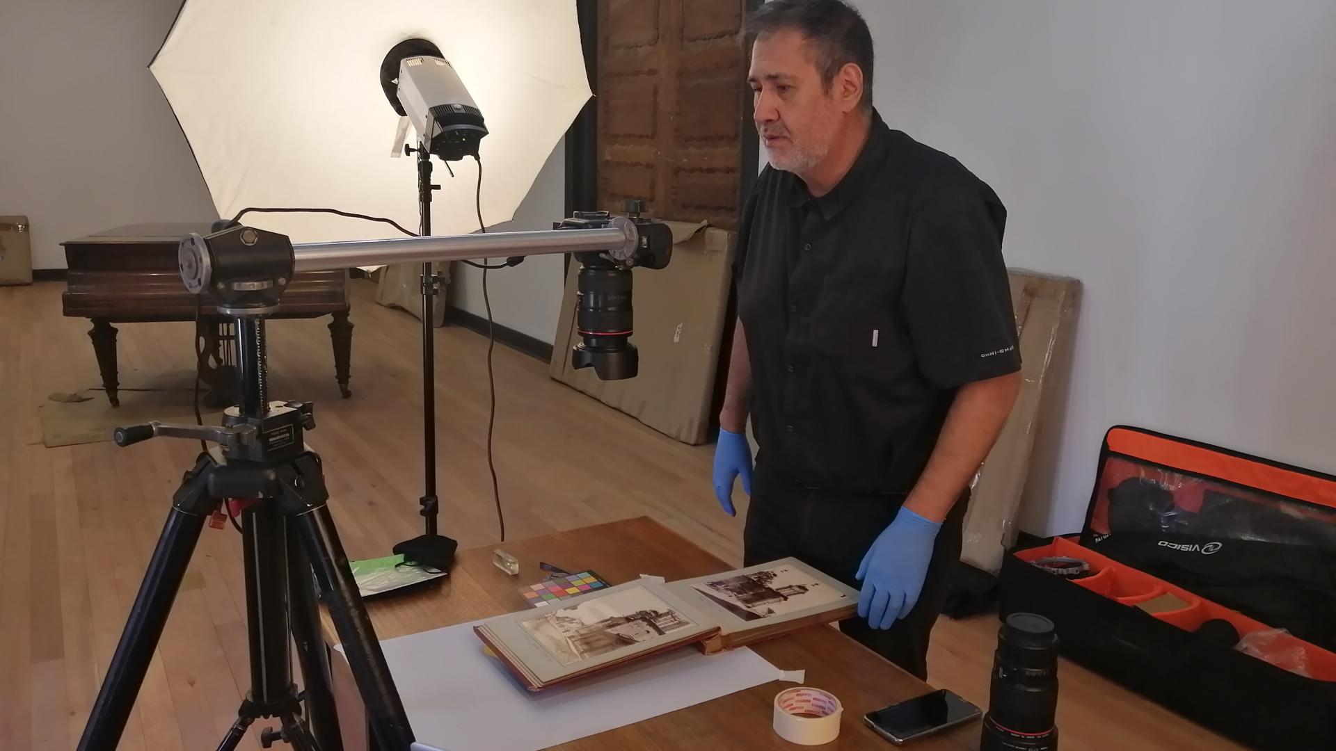 El fotógrafo Juan Pablo Turén en un momento de su trabajo