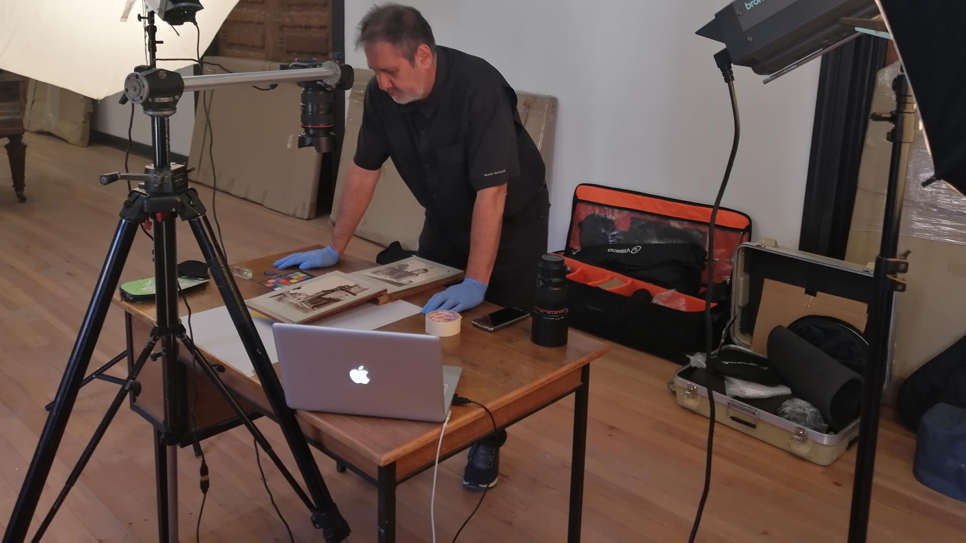 El fotógrafo Juan Pablo Turén en pleno proceso de tomas fotográficas de la colección de Fortunato Rojas Labarca