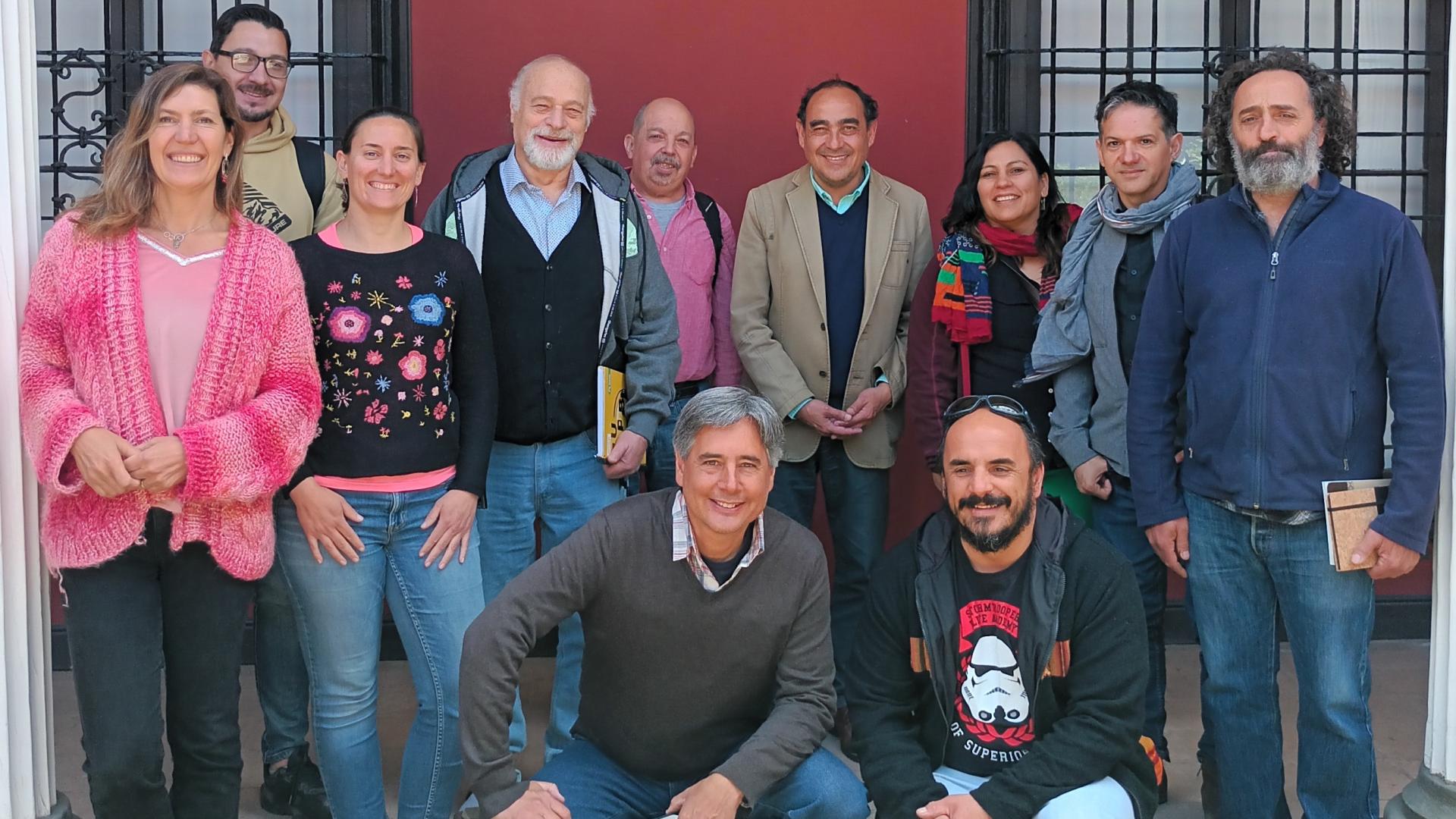 Grupo de investigadores argentinos y chilenos en el patio del Museo O'Higginiano y de Bellas Artes de Talca