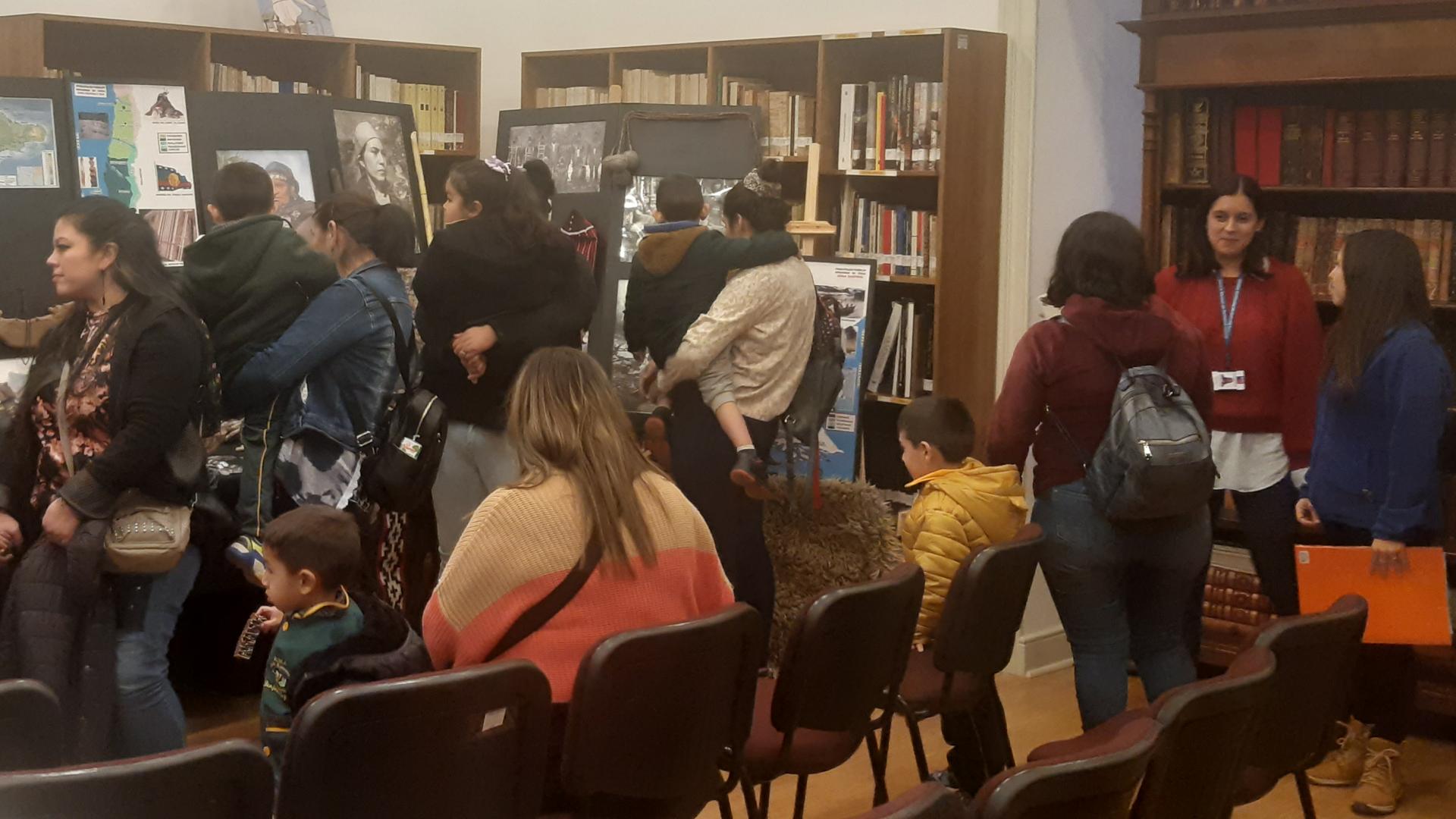 Niñas y niños acompañados de educadoras y apoderados en su visita a la exhibición de pueblos originarios