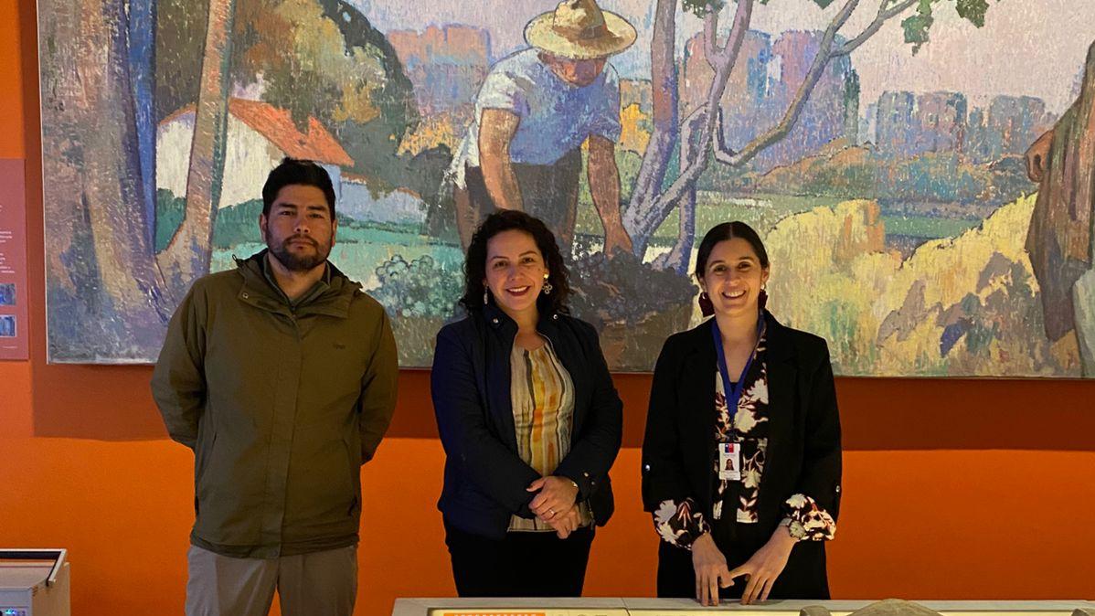 Tres personas en la sala Valle del MOBAT