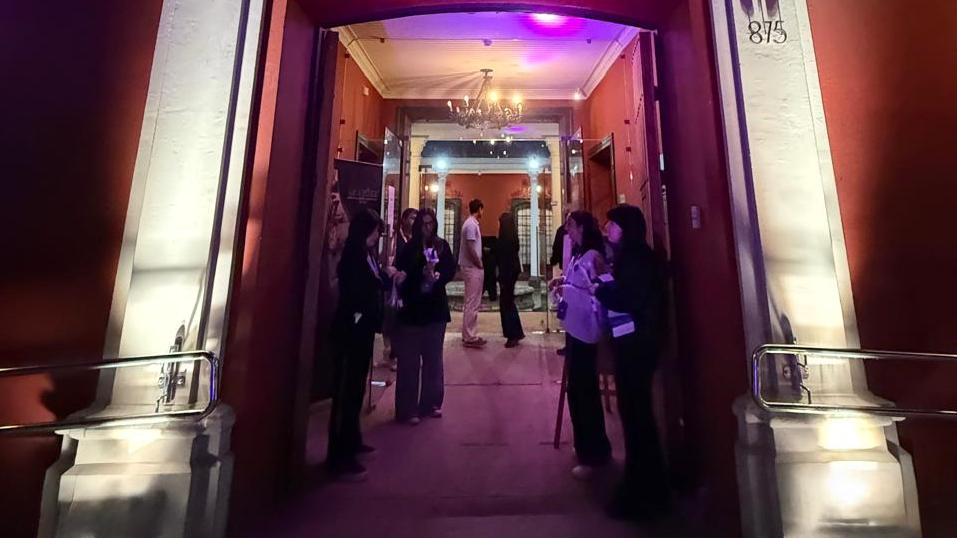 Frontis iluminado del MOBAT