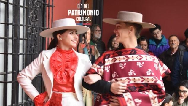 Pareja de huasos en el paseo de la tradicional cueca