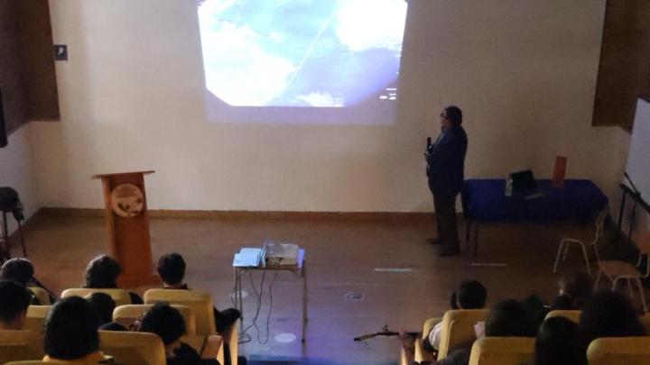 Grupo de personas  presenciando una charla expositiva