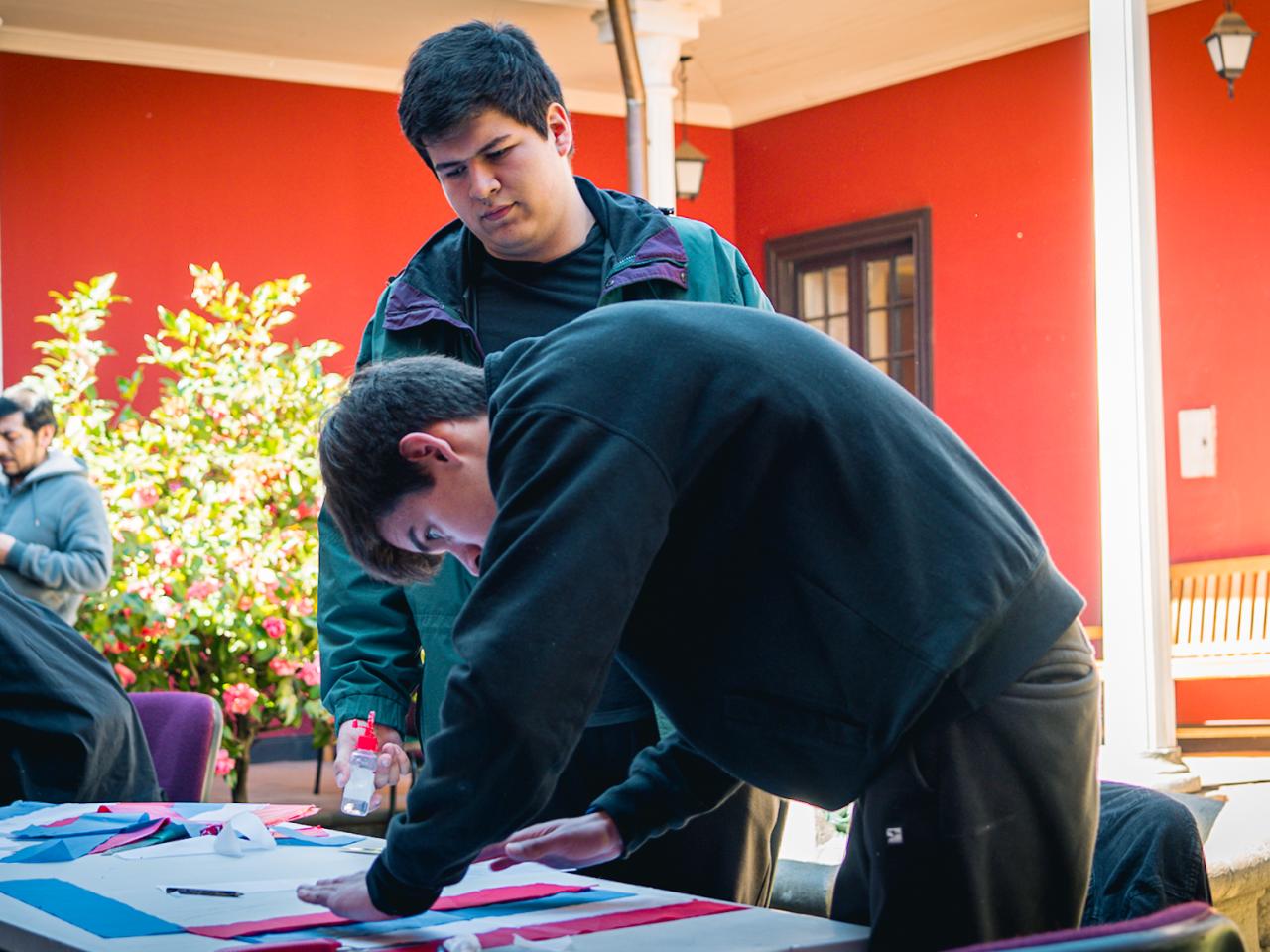 En pleno proceso de armar un volantín