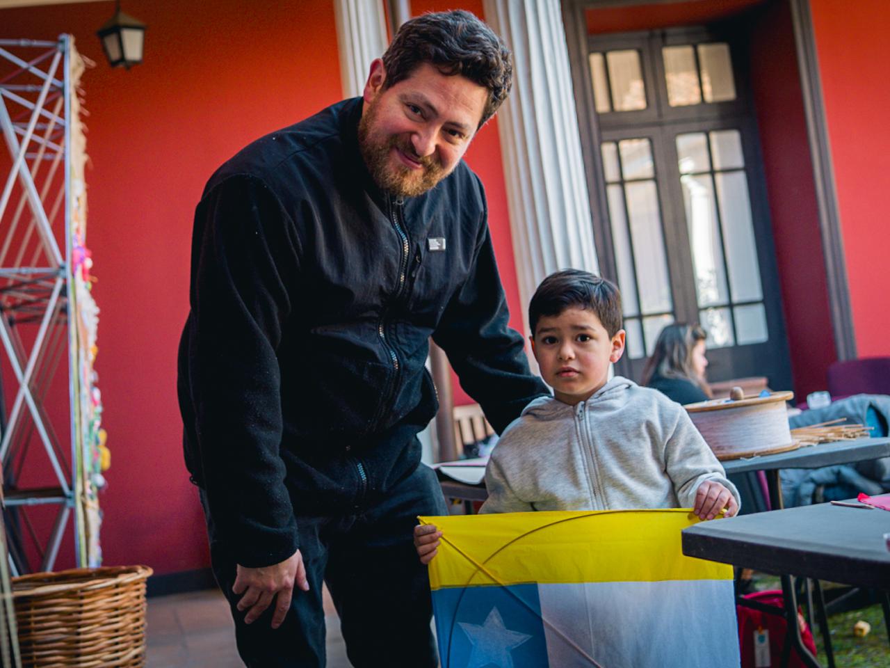 Padre e hijo con su volantín