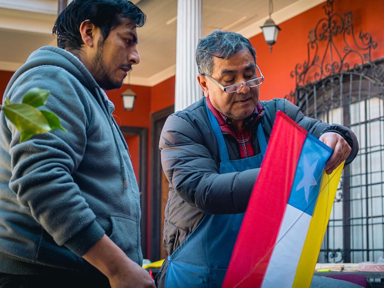 Enseñando a hacer un volantín