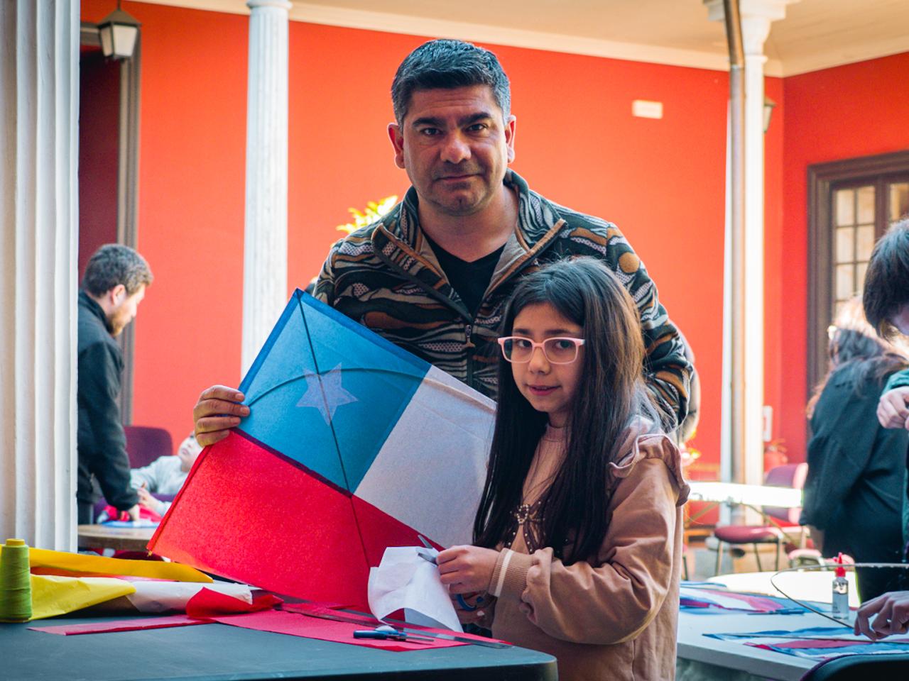 Padre e hija presentando su volantín