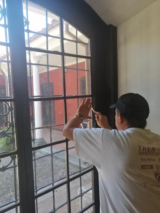 Instalación de filtros solares en ventanas del Museo