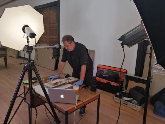 El fotógrafo Juan Pablo Turén en pleno proceso de tomas fotográficas de la colección de Fortunato Rojas Labarca