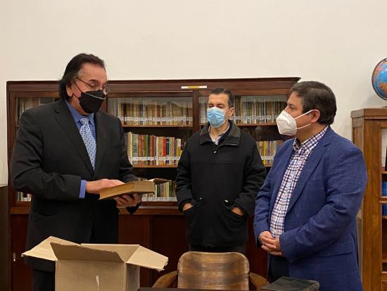 El escritor Hugo Metzdorf, a la izquierda, en el momento de la donación de libros que hizo a la Biblioteca Patrimonial Guillermo Feliú Cruz