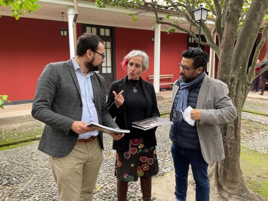 El Seremi de Desarrollo Social, Manuel Yáñez Espinoza, la Seremi de las Culturas, Carolina Loren Vásquez, y el Director Subrogante del Patrimonio, José Guajardo, en el Patio de los Naranjos del museo