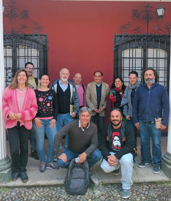 Grupo de investigadores argentinos y chilenos en el patio del Museo O'Higginiano y de Bellas Artes de Talca