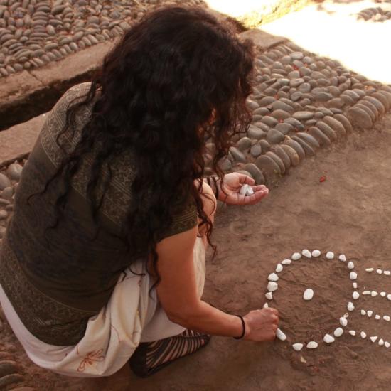 La artista Carolina Guerrero terminando su intervención en el Patio de Camelias y Naranjos