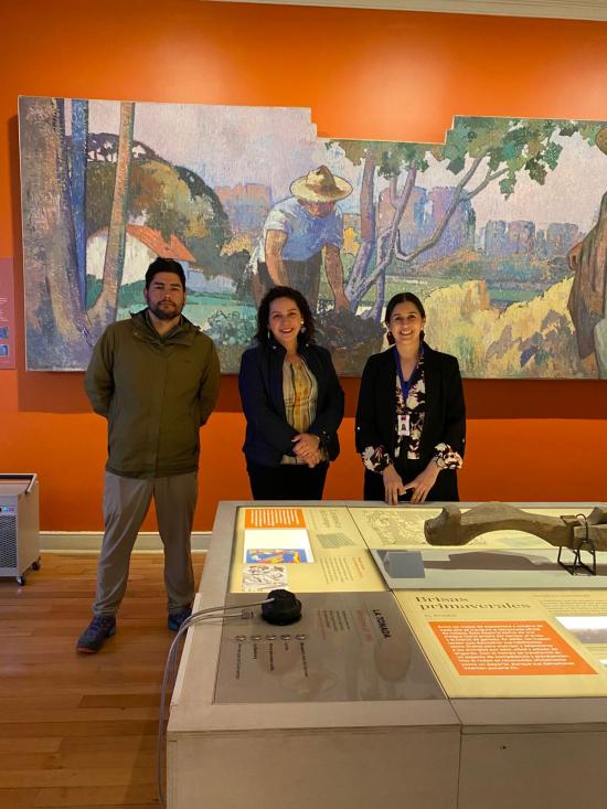 Tres personas en la sala Valle del MOBAT
