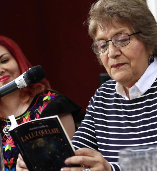 La escritora Marión Castillo en la presentación de su libro