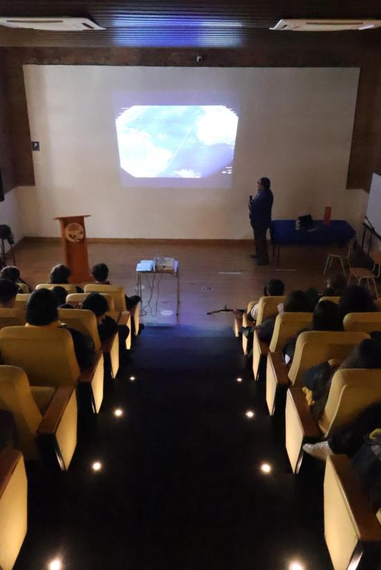 Grupo de personas  presenciando una charla expositiva