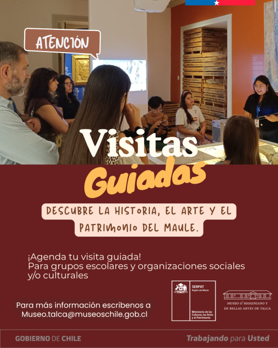 Grupo de personas durante una visita guiada por el museo