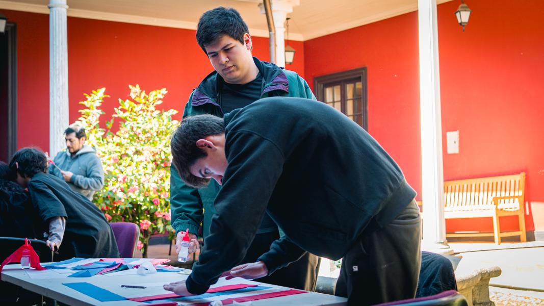 En pleno proceso de armar un volantín
