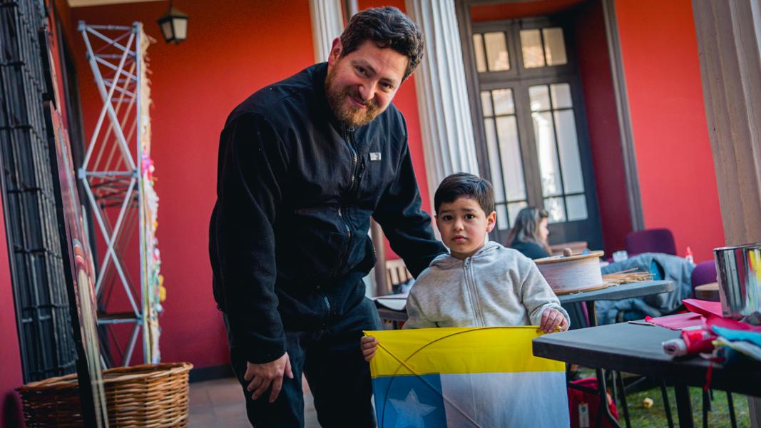 Padre e hijo con su volantín