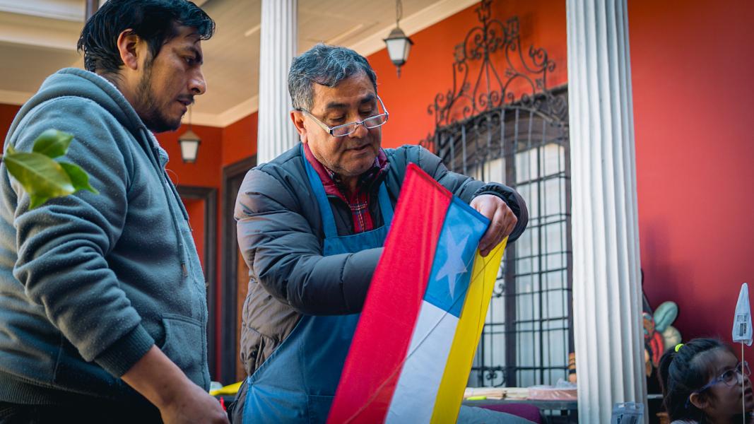 Enseñando a hacer un volantín