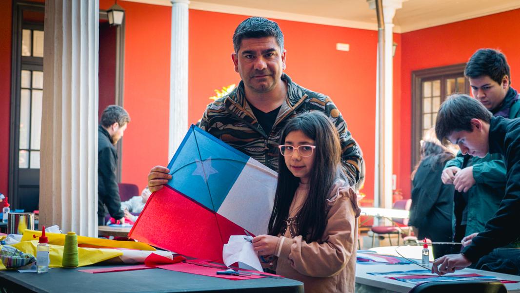 Padre e hija presentando su volantín
